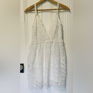 TOBI | Elegant and Feminine 🦢 formal lace body con dress!